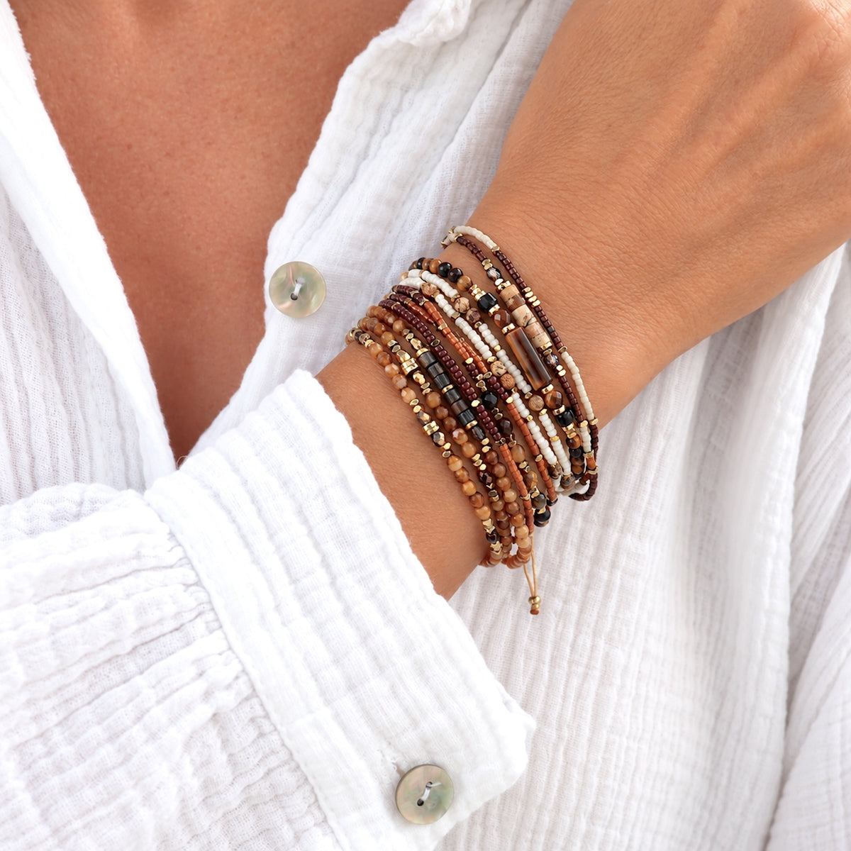 Bracelet femme perle marron et créme sur cordon réglable