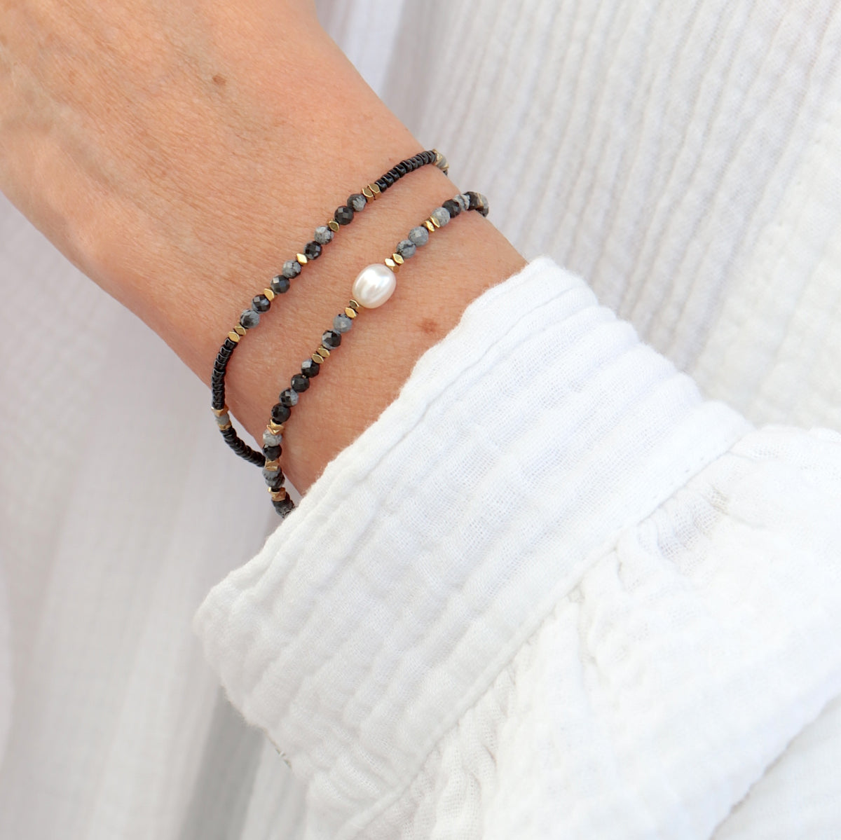 Bracelet fin femme perle d'eau douce et pierres alabaster sur cordon