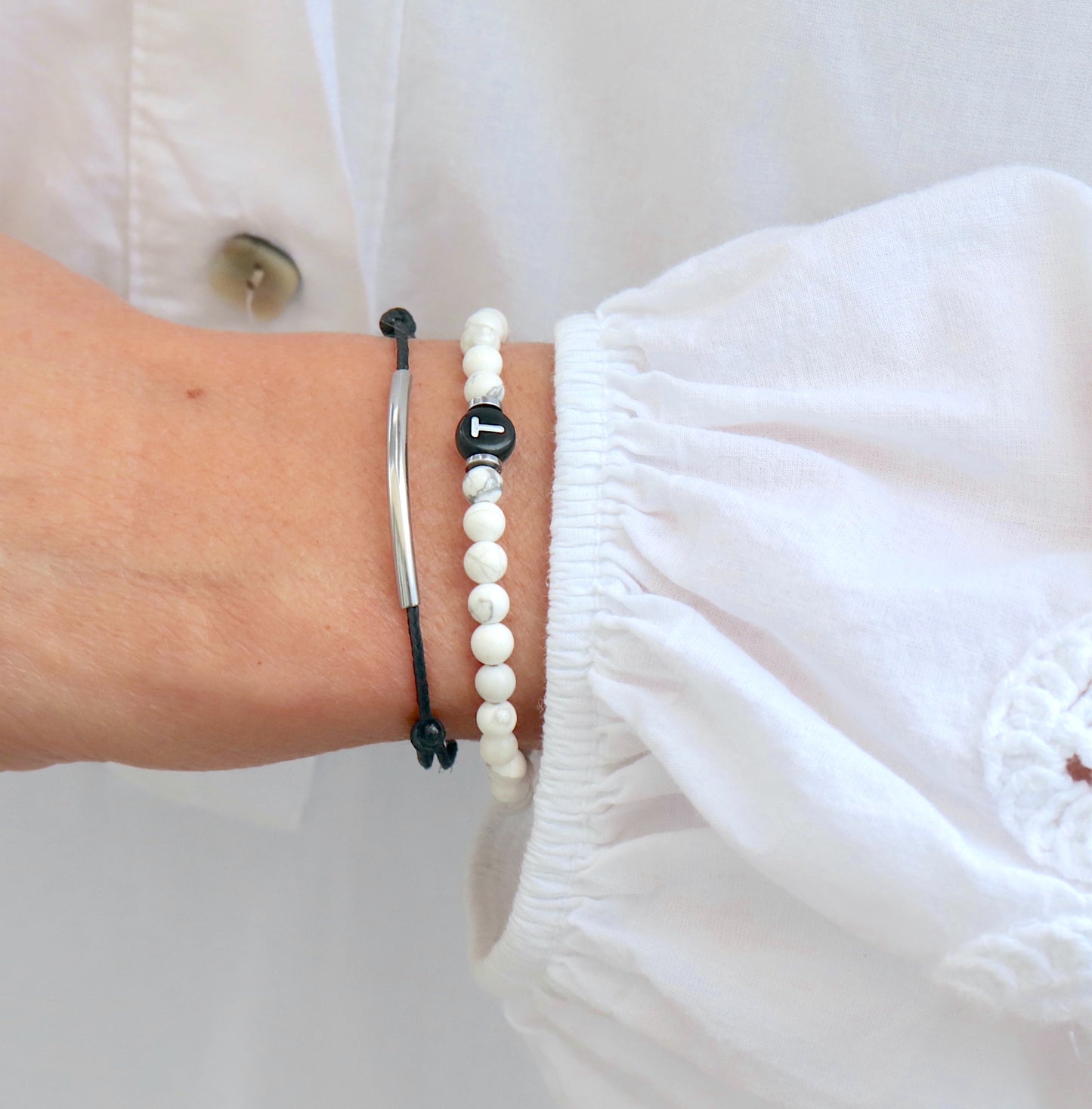 Bracelet femme pierres howlite et lettre personnalisable sur élastique