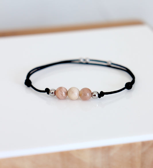 Bracelet fin femme pierre du soleil sur cordon, bracelet réglable trois perles style minimaliste