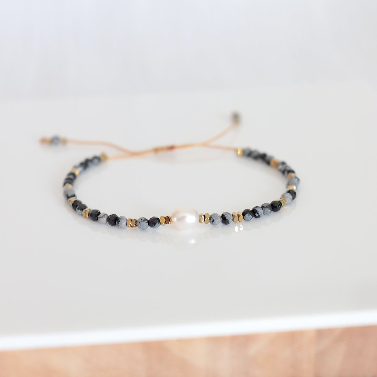 Bracelet fin femme perle d'eau douce et pierres alabaster sur cordon