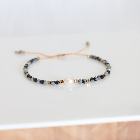 Bracelet fin femme perle d'eau douce et pierres alabaster sur cordon