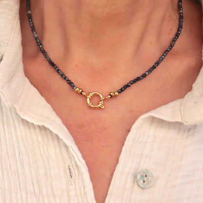 Collier femme perles et fermoir bouée en acier inoxydable doré