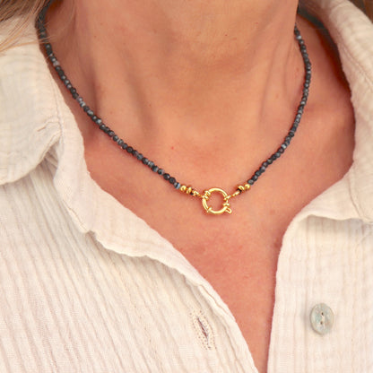 Collier femme perles et fermoir bouée en acier inoxydable doré