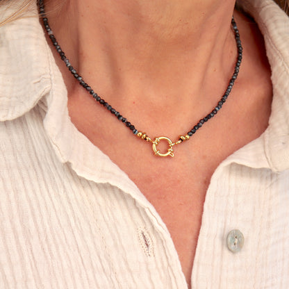 Collier femme perles et fermoir bouée en acier inoxydable doré