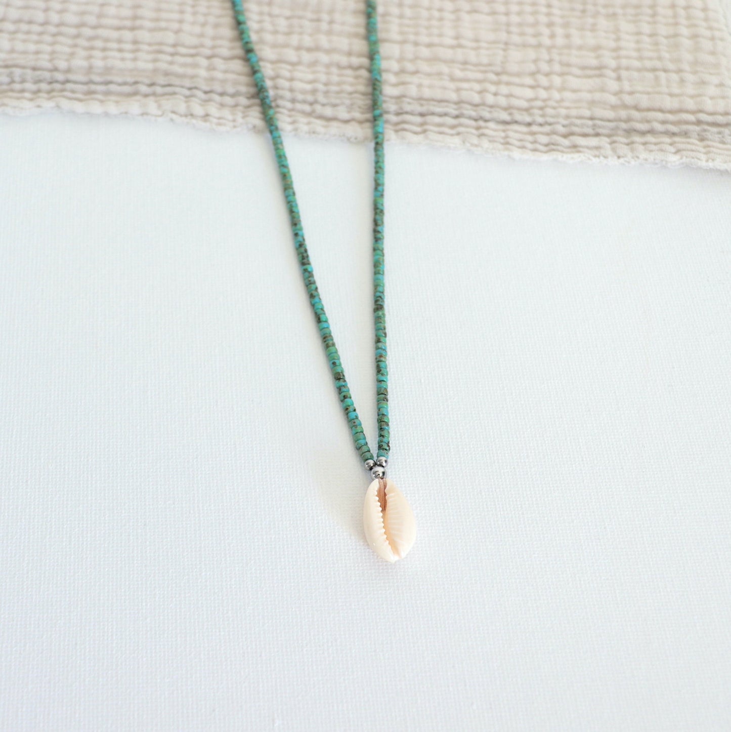 Collier coquillage sur cordon perles rocailles turquoises style boho surf