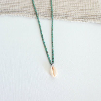 Collier coquillage sur cordon perles rocailles turquoises style boho surf